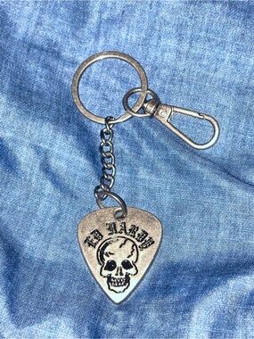 Metal Skull Guitar Pick Keychain - Silver